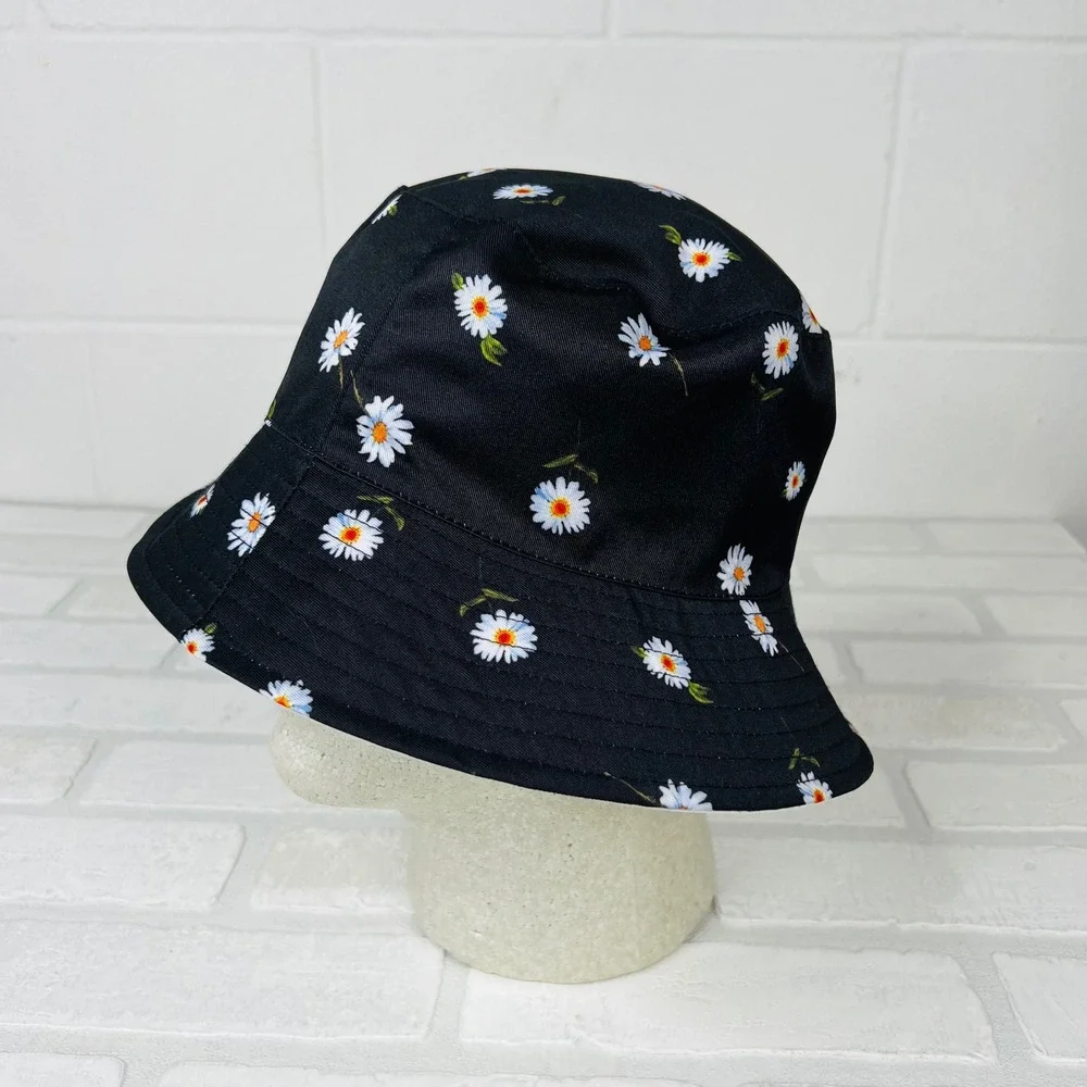 Alice + Olivia Reversible Bucket Hat Black White Daisy Floral Sun Hat